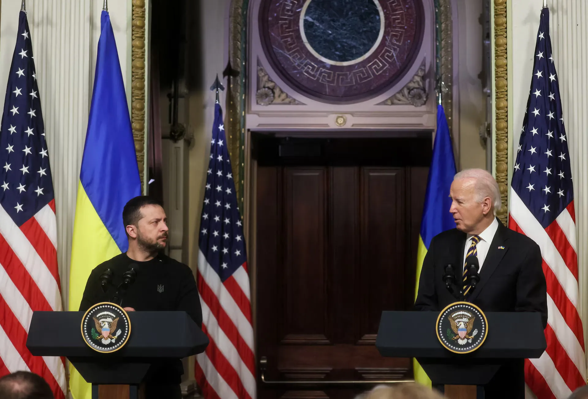 У грудні 2023 року президент Джо Байден стояв поруч із президентом України Володимиром Зеленським і сказав, що США хочуть, щоб «Україна виграла війну». Цей коментар здивував декого в Білому домі. Вони хвилювалися, що це створює нереалістичні очікування.